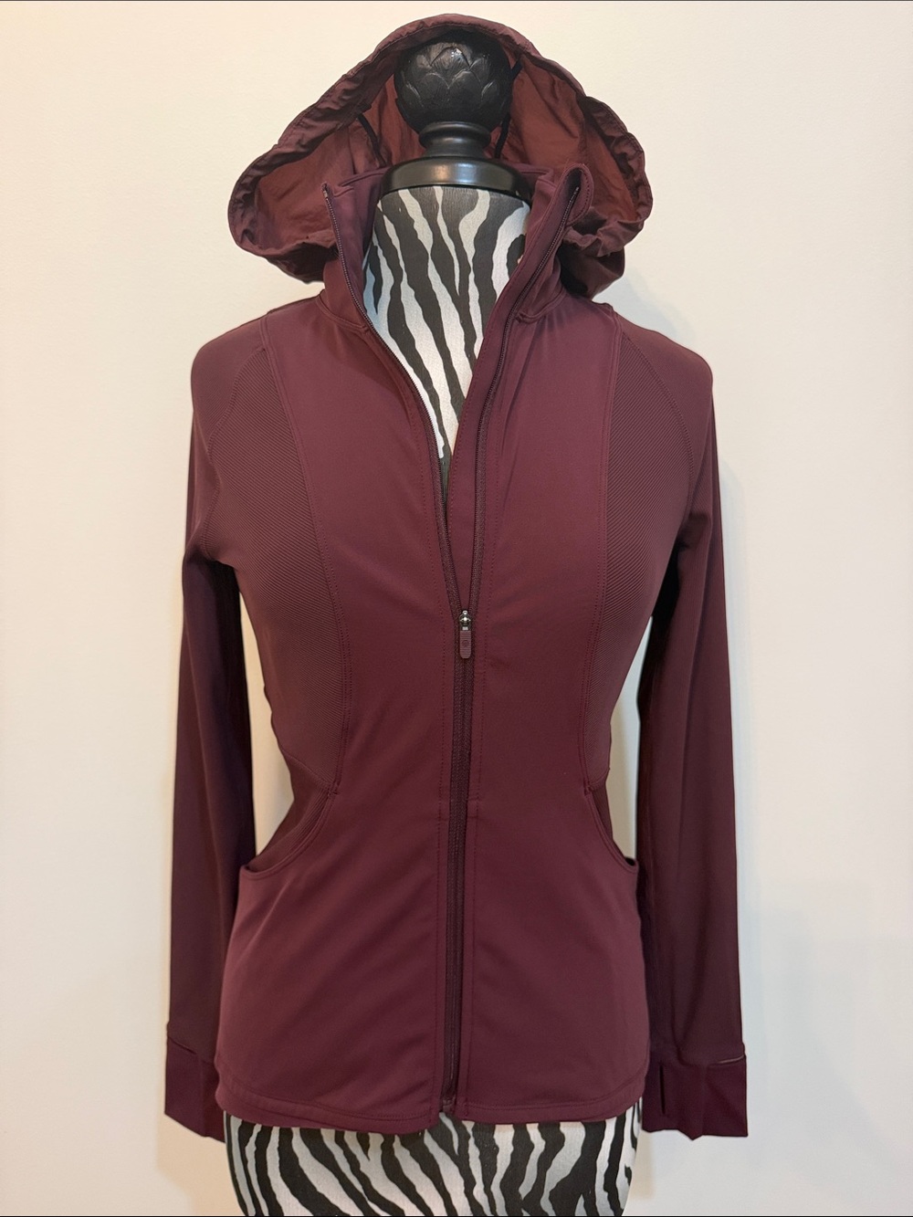 So flattering! lululemon Women's Hooded Zip Jacket in Deep Wine Sz 8